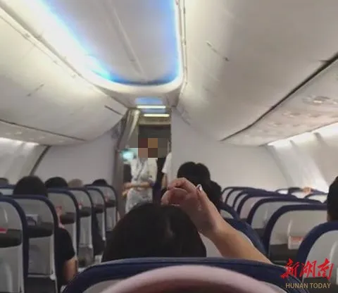 飞机即将关闭舱门，发现两人上错飞机？海南航空刚刚回应→插图1