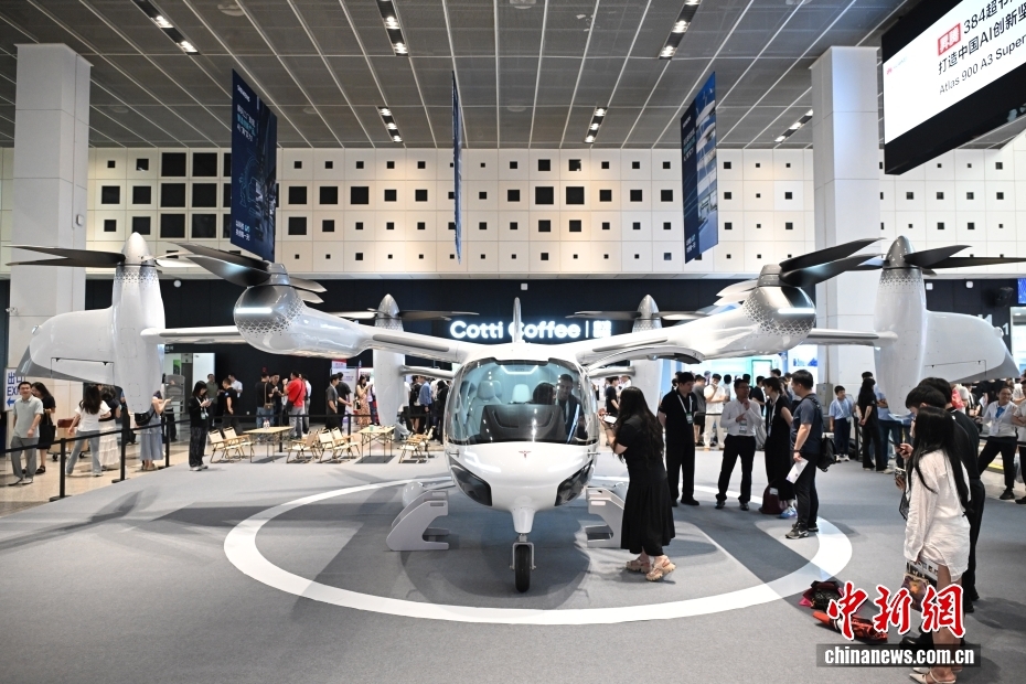 摄 7月26日，观众参观、体验载人电动飞机。当日，2025世界人工智能大会在上海开幕。大会展览面积首次突破7万平方米，吸引了800余家企业参展，集中展示3000余项前沿展品及100余款“全球首发”“中国首秀”新品，规模创历届之最。 中新社记者 汤彦俊 摄