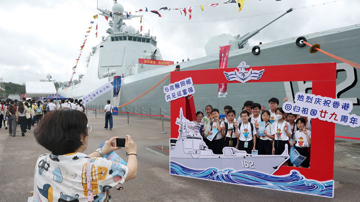 海军舰艇编队在香港迎来首个开放日