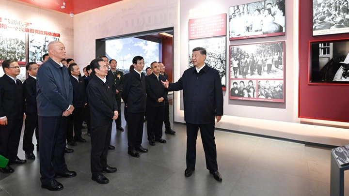 习近平参观新疆维吾尔自治区成立70周年主题成就展