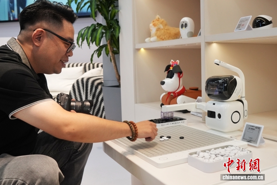 中新社记者 张祥毅 摄 8月4日，在位于北京亦庄的全球首家具身智能机器人4S店Robot Mall，参观者与一款围棋机器人下棋，该型号机器人售价3999元人民币。据了解，该机器人4S店提供机器人展示、体验、销售、售后等服务，进一步完善机器人产业链发展。在2025世界机器人大会期间，该4S店将作为重要的产业服务创新成果亮相。