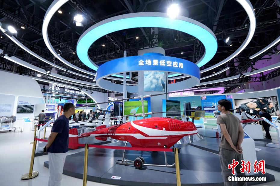 中新社记者 安源 摄 5月25日，第二十届中国西部国际博览会（以下简称“西博会”）在成都开幕。本届西博会以“深化改革增动能扩大开放促发展”为主题，主展馆设在西博城，设置“1+3”展览展示，即西博会成果展和开放合作、产业新动能、美好生活三大主题展区，展览面积20万平方米，吸引国内27个省（区、市）和境外62个国家（地区）共3000余家企业参展。图为在科技创新馆里展出的TD550无人直升机。