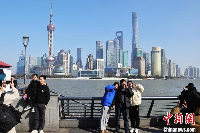 (新春走基层)春节假期 上海外滩迎大客流