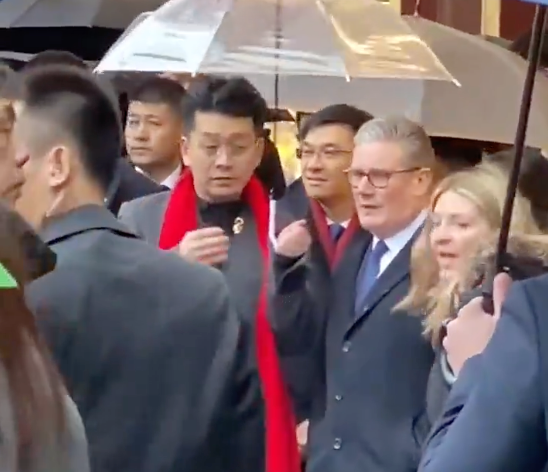 英国首相斯塔默抵沪，雨中参观豫园