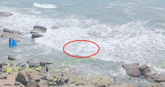 小伙不慎落水，“白衣大哥”飞奔入海施救，相关部门：落水者已获救，正为见义勇为者申请表彰插图1