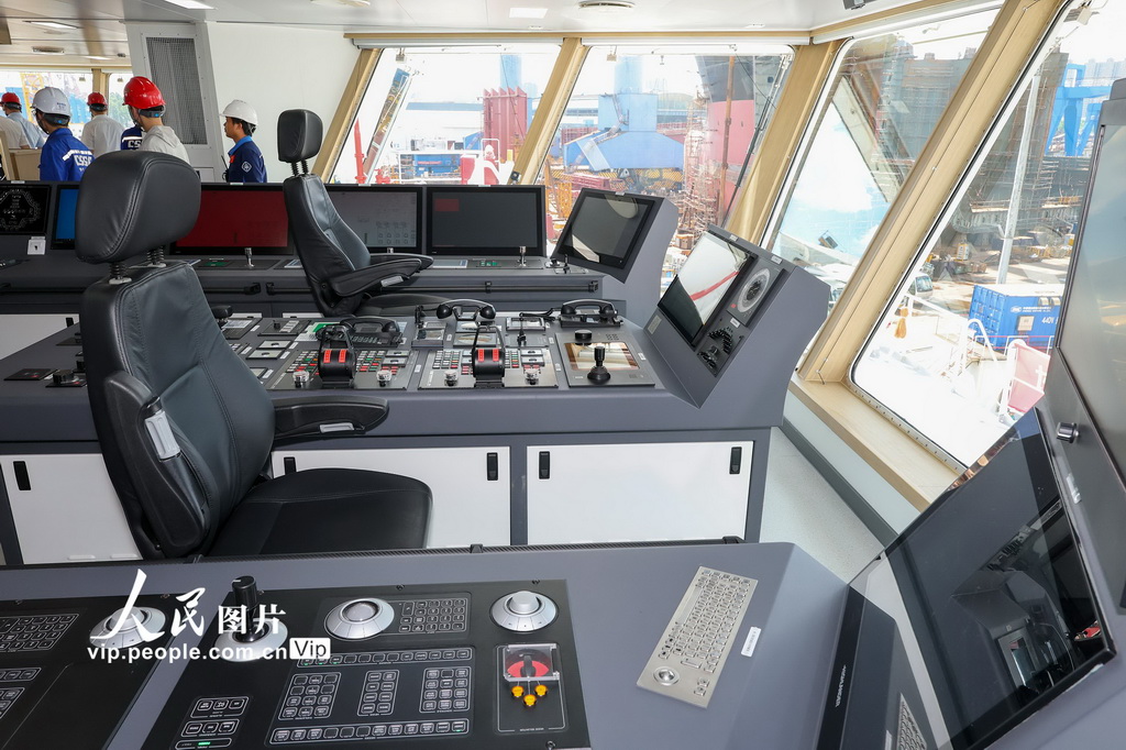 2025年7月23日，“未来”号深远海绿色智能技术试验船在江苏省无锡市江阴市完成命名交付。 “未来”号深远海绿色智能技术试验船是一座“移动的海上实验室”，总长110.8米，满载排水量7000吨，最大航速超15节，定员80人，续航力大于10000海里，在单次任务中能够持续航行至少60天，期间无需外部补给，具备无限航区全球航行能力。采用全电力推进系统、双桨双舵、艏/艉双侧推，配备全航速减摇鳍，具备DP-2动力定位能力。与传统科考船或试验船相比，其功能更多、用途更广，且在模块化、智能化方面实现了创新突破。 “未来”号是国内首艘深远海绿色智能技术试验船，交付后将主要用于执行绿色智能技术中试验证、深海装备水面支持保障和海洋科学综合调查服务等任务，旨在提升船海装备实海中试验证能力，打通从技术突破到产品市场应用的梗阻，推动装备自主创新和数字化转型，助力行业智能化升级和绿色化发展，构筑我国船舶工业和深海科技高质量发展的新支点。朱吉鹏摄（人民图片网）