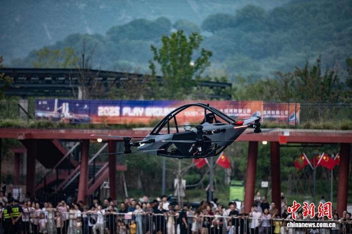 10月7日，载人飞行器吸引大量游人观看。国庆假期，杭州大运河杭钢公园亮相多款飞行器，让游人近距离了解低空交通发展前景。中新社记者 吴君毅 摄