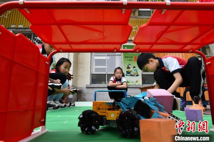 5月27日，河北省石家庄市育才小学，学生参与体验多种科技赛事项目。中新社记者 翟羽佳 摄