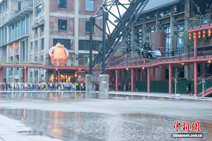 10月7日，向游人展示的载人飞行器。国庆假期，杭州大运河杭钢公园亮相多款飞行器，让游人近距离了解低空交通发展前景。中新社记者 吴君毅 摄