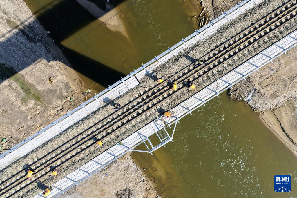 9月28日，工人在京通铁路河北隆化段施工（无人机照片）。 9月28日，由中铁二十二局集团承建的京通铁路（北京-通辽）电气化改造北京昌平至河北朝阳地区间（沈阳局管段）换梁工程顺利完成。该工程对既有线的7座桥梁进行拆除更换，是京通铁路最大规模的换梁工程，为京通铁路列车实现全面提速奠定坚实基础。 新华社记者 邢广利 摄pagebreak