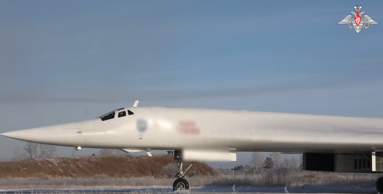 俄罗斯图-160战略轰炸机成功执行北冰洋上空的空中飞行任务