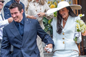 英国歌手啪姐与未婚夫登记结婚