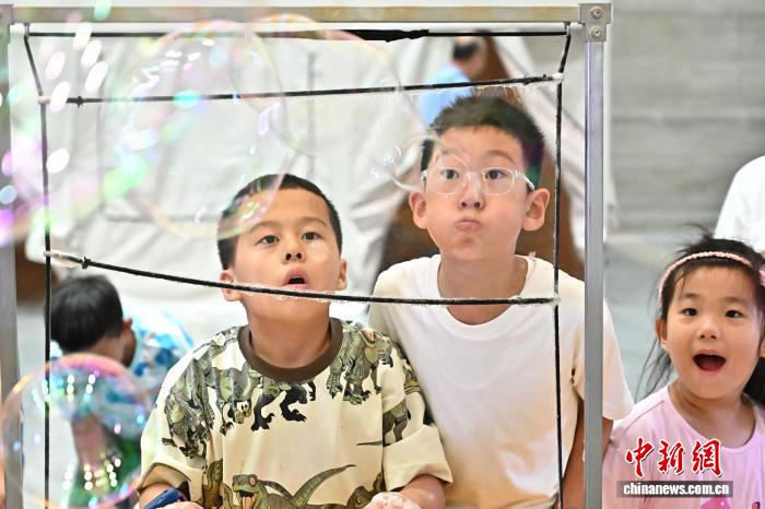 9月14日晚，山西省太原市，青少年在科技馆体验“肥皂水膜”。当日，山西省科学技术馆推出“科学之夜”全国科普月活动，吸引众多青少年前来参加，让孩子们在玩乐中感受科学的魅力。中新社记者 韦亮 摄