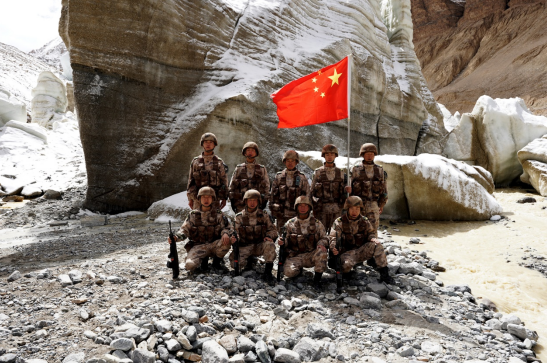 在曲登尼玛冰川一线巡逻的岗巴营2连官兵 摄影:樊巍