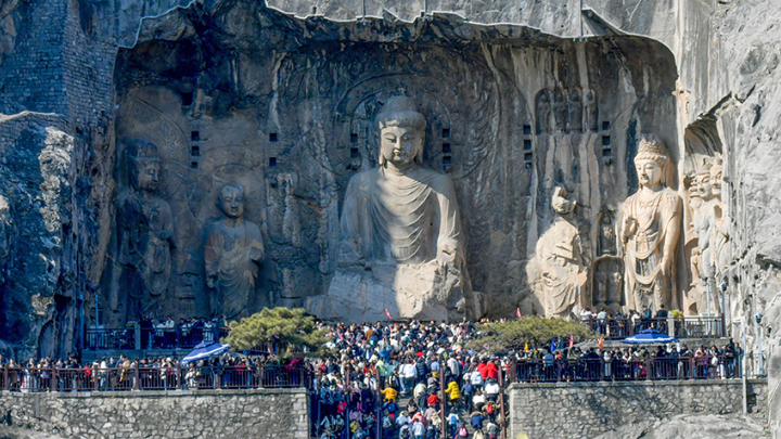 河南洛阳：龙门石窟景区游人如织