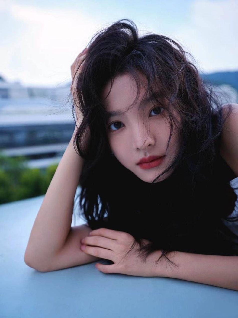 章若楠夏日写真卷发造型彰显气质