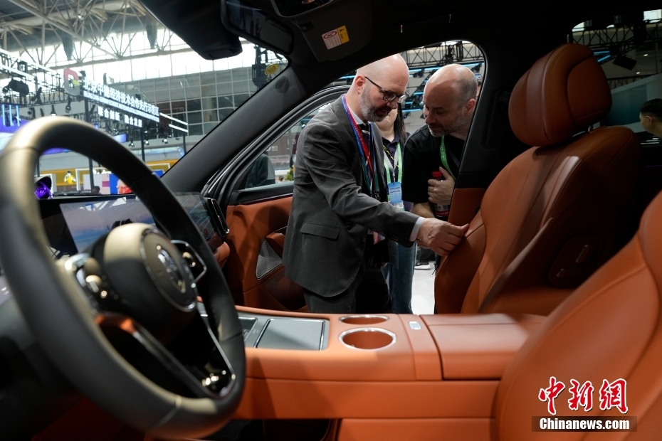 中新社记者 赵文宇 摄 7月16日，第三届中国国际供应链促进博览会在北京开幕。本届链博会设置先进制造链、智能汽车链、绿色农业链、清洁能源链、数字科技链、健康生活链等6大链条和供应链服务展区，共有75个国家和地区，651家企业和机构参展，境外参展商占比达35%。图为在智能汽车链展区，问界M9吸引外国观众。