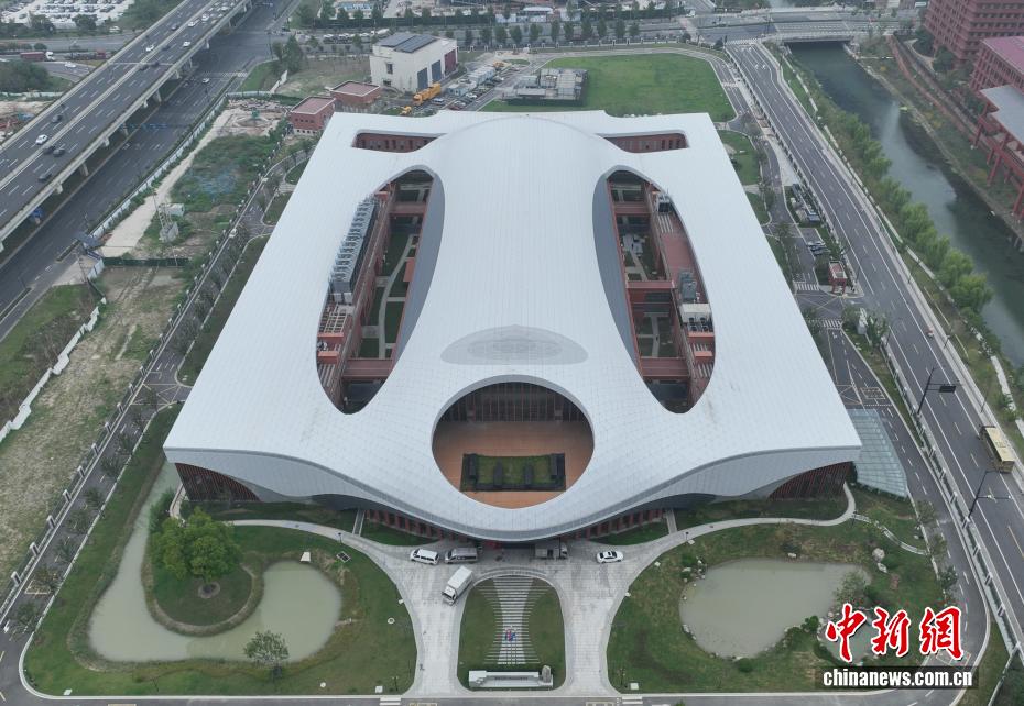 中新社记者 王刚 摄 9月29日，航拍超重力离心模拟与实验装置外景。当日，由浙江大学牵头建设的超重力离心模拟与实验装置（CHIEF）国家重大科技基础设施核心设备启动会在浙江杭州举行。据了解，该装置建设有重载机（CHIEF1900）、高速机（CHIEF1500）、模型机（CHIEF1300）三台离心机主机，是浙江首个国家大科学装置。本次启用运行的CHIEF1300是目前全世界容量最大的离心机。