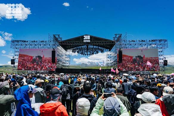 四川甘孜州单日接待游客突破80万人次  创历史最高纪录