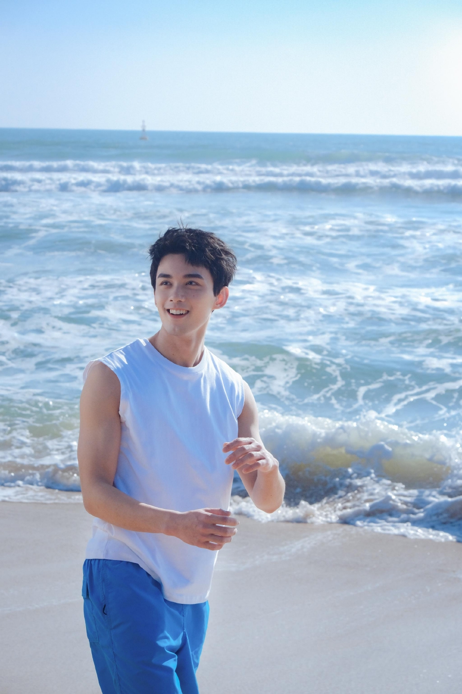 吴磊穿白色t恤 海边灿笑阳光帅气