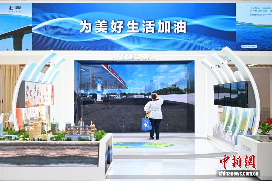 图为外国观众在中国石化沉浸式体验氢能场景。 中新网记者 李骏 摄