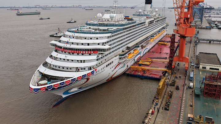 第二艘国产大型邮轮“爱达·花城号”顺利出坞 全面转入码头调试阶段