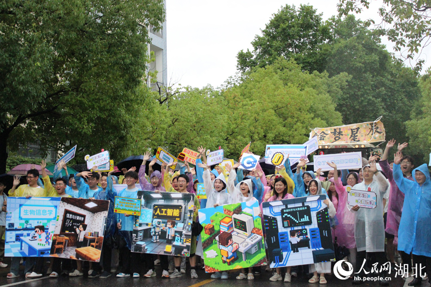 6月21日下午，华中农业大学举行2025年毕业巡游。16台现代农机装备组成的“钢铁长龙”在雨中浩荡启程，收割机、播种机、拖拉机等变身“花车”巡游校园，为毕业生铺就一条别开生面的青春征途。人民网记者 张沛摄影报道