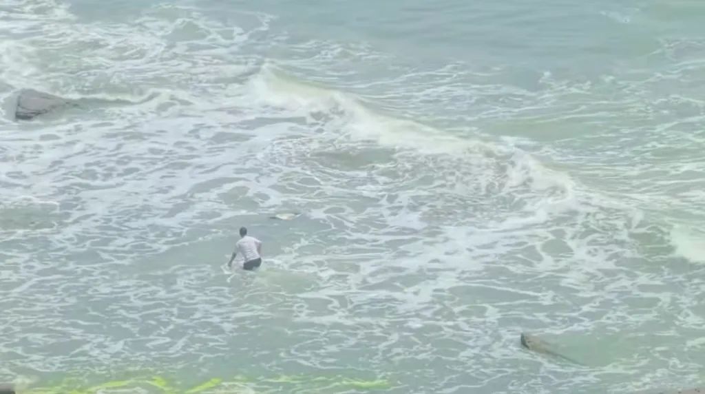 青岛一公园附近，少年不慎落海危在旦夕，“白衣大哥”迅速跳入海中……插图