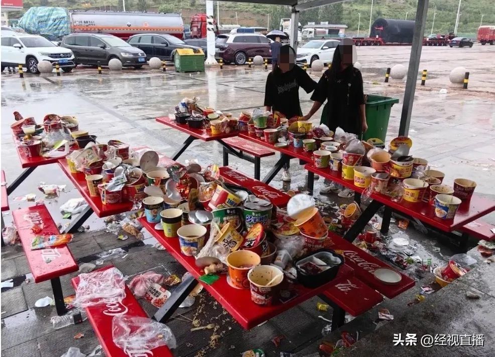 河北张家口一高速服务区垃圾成灾,休息区桌椅上堆满泡面桶,官方回应-图片2