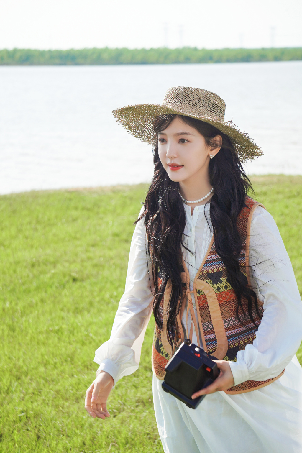 章若楠穿白色长裙笑容治愈活力满满