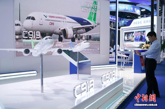 图为C919、C909飞机模型吸引观展者。中新社记者 赵宇航 摄