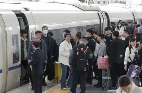 1至10月铁路发送旅客39.5亿人次