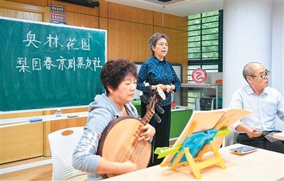 “银发族”走进多彩课堂