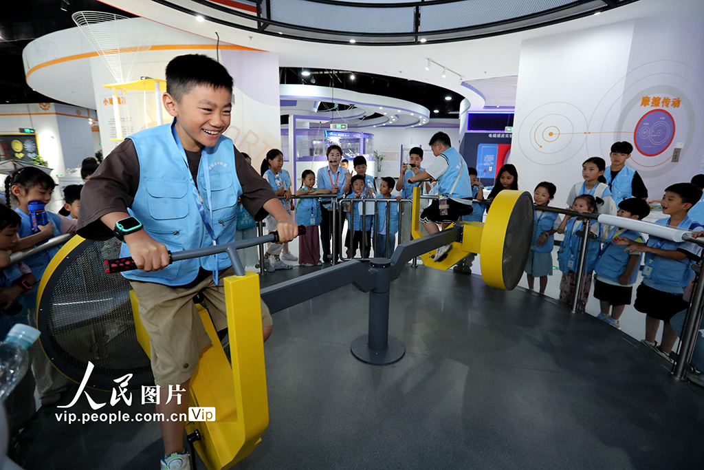 安徽蒙城：夏令营里“学”科技【4】 2025年7月20日，安徽省蒙城县科技馆“暑期夏令营”开营。夏令营活动以“探索科技奥秘，共筑科学梦想”为主题，每期30人，通过参观、课程学习、互动体验等环节，让孩子们探究科学奥秘，感受科技的魅力。胡卫国摄（人民图片网）