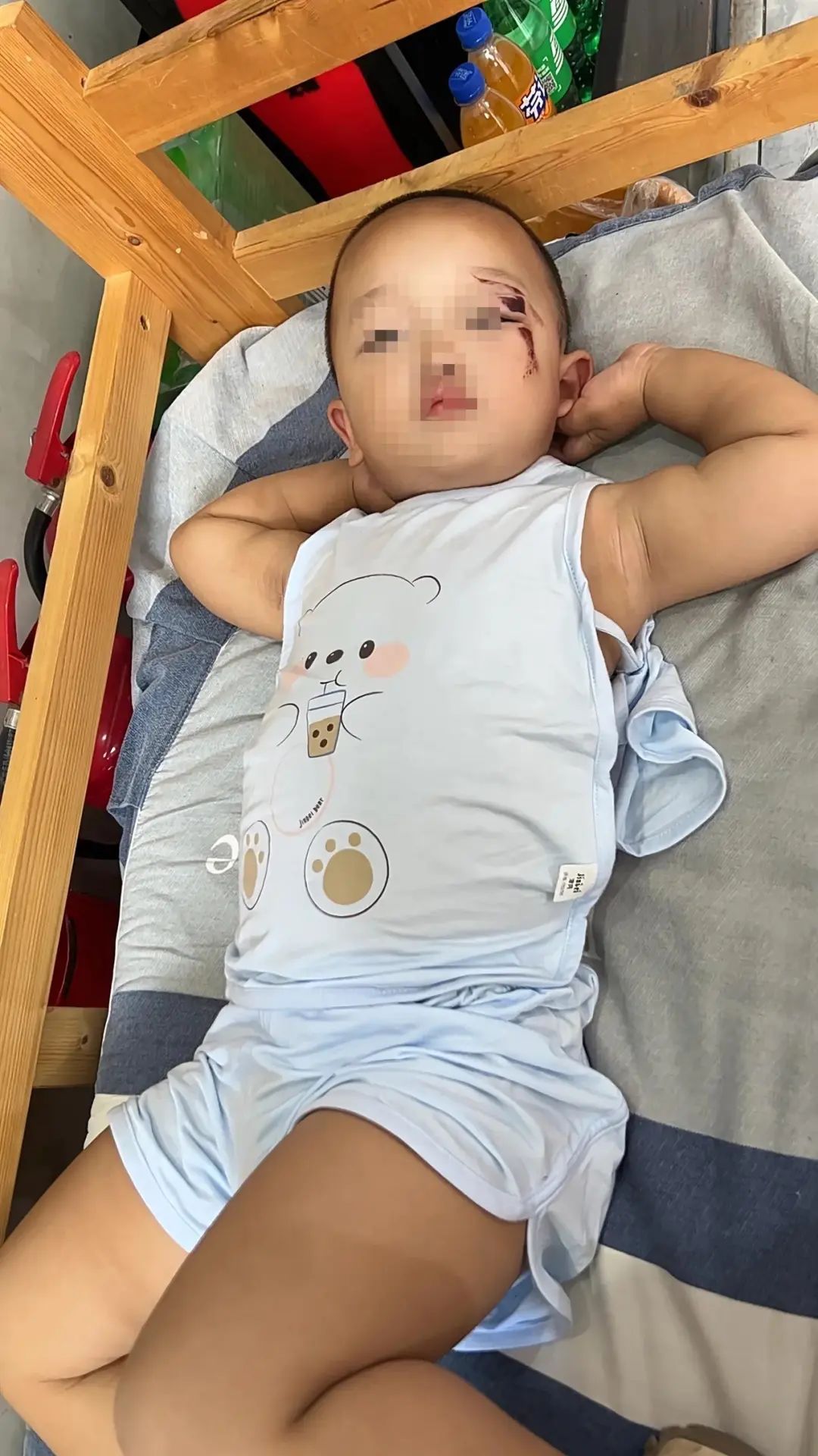 2岁男孩从6楼坠落仅眼角擦伤！楼下商铺大爷20年没撑过遮阳伞，恰巧出事那天撑上了插图