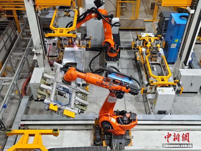 9月20日，江苏南京，智能工厂内机械臂精准操作，数控设备高效运转，不到一分钟便完成车门外框加工。中新社记者 徐珊珊 摄