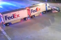 美国一嫌犯驾车逃离警车追捕时猛撞上半挂卡车