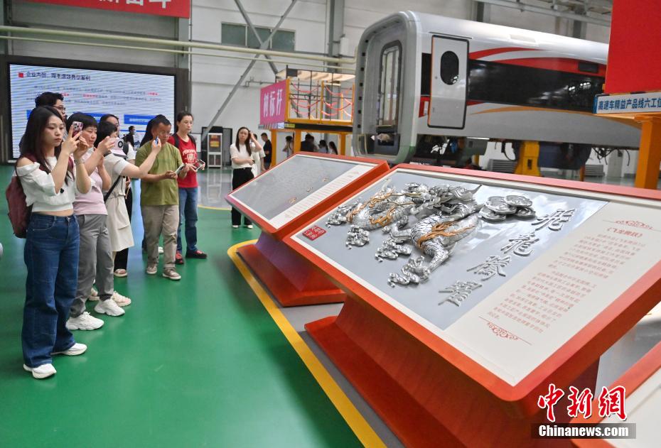 7月14日，2025年“活力中国调研行”采访团参观位于吉林省长春市的中车长客股份公司。该公司是中国地铁、动车组和磁浮列车的摇篮，目前已构建了具有国际领先水平的动车组、地铁、磁浮列车等9大产品平台30个主型产品，累计研发CR450动车组、时速600公里新一代常导、超导磁浮列车及中低速磁浮、氢能源市域列车等新产品140余种，形成全类型、全品种轨道交通产品研制能力，以高端产品为代表的国际业务合作已遍布全球六大洲、20多个国家和地区。图为中车长客股份公司国家轨道客车工程实验室内的声学实验室。图为记者参观由中车长春轨道客车股份有限公司工人制作的铝焊作品。 中新社记者 张瑶 摄