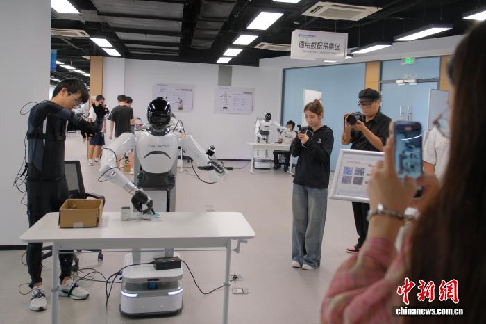 7月31日，游客在通用数据采集现场拍照。中新网记者 曹丹 摄