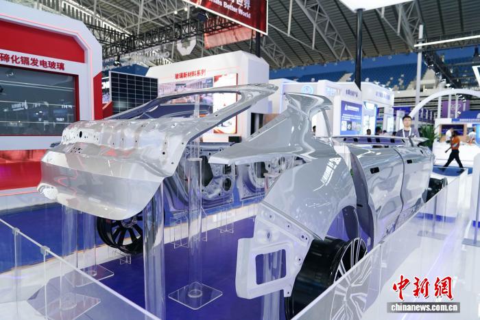 图为展会现场展出的全铝车身。中新社记者 赵宇航 摄