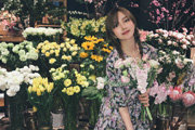 周扬青晒甜美春日写真 对镜微笑少女感十足
