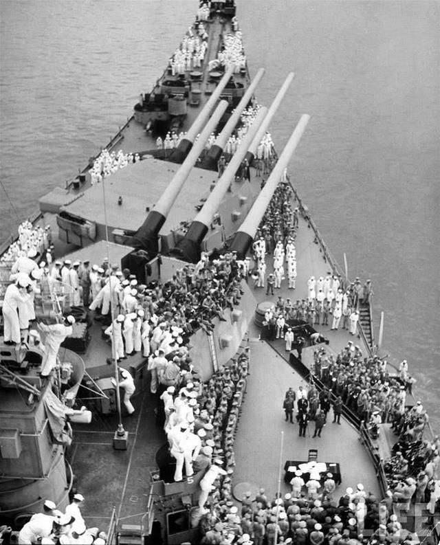 9月2日，在美国海军密苏里号军舰上，举行了日本向同盟国投降的签字仪式