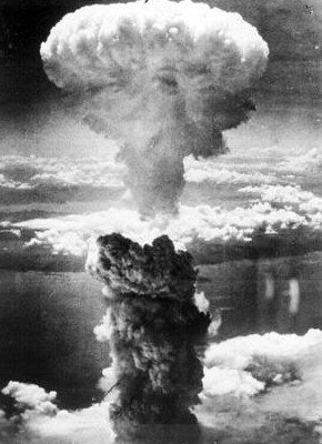 8月6日，美军在日本广岛上空投下第一颗原子弹