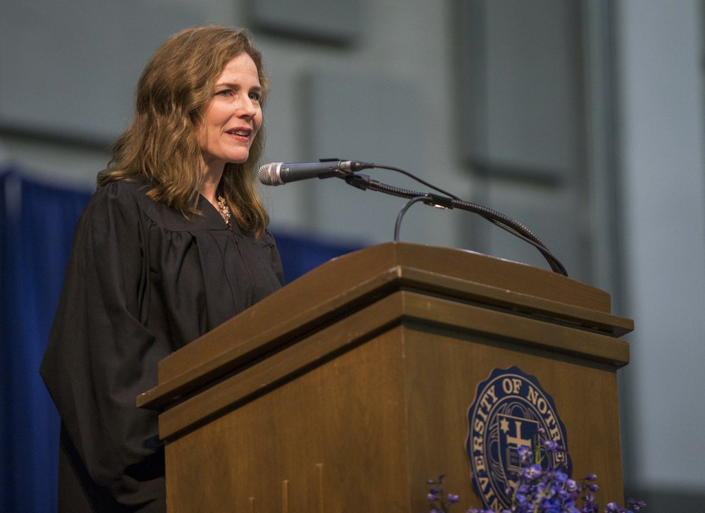 巴雷特2018年在印第安纳州圣母大学法学院的毕业典礼上发表讲话。美联社