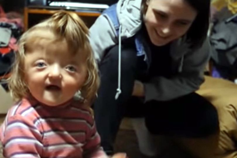 2岁的索菲亚·扎哈罗娃（Sofya Zakharova）患有不知名的疾病。