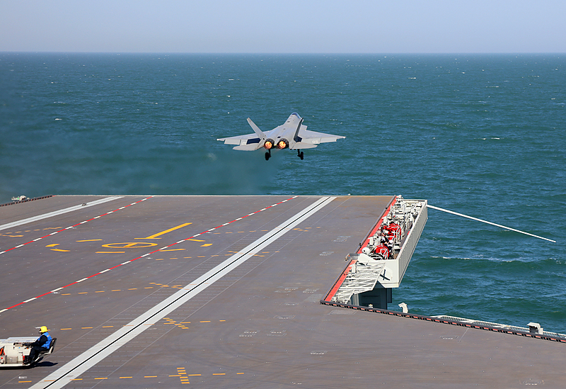 歼-35隐身舰载机从福建舰上电磁弹射起飞。资料图 图源：视觉中国